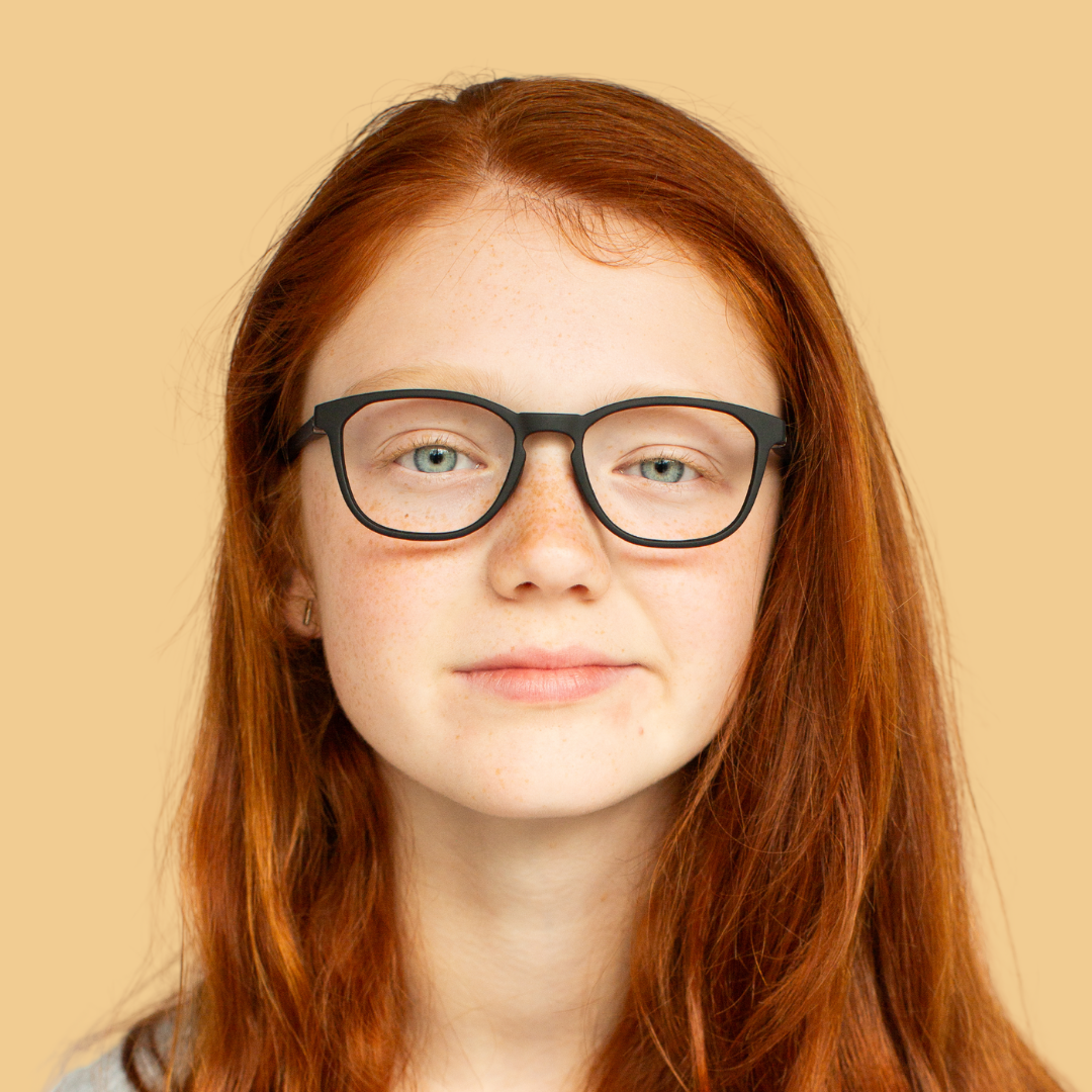 Girl wearing Large (49-17-135) / Matte Black round glasses 