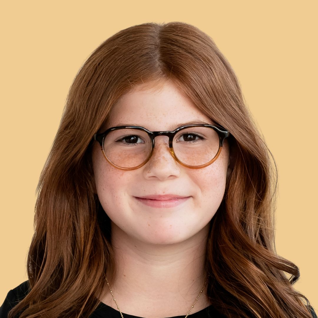 Girl wearing Medium (48-19-130) / Hazelnut Fade Round glasses 