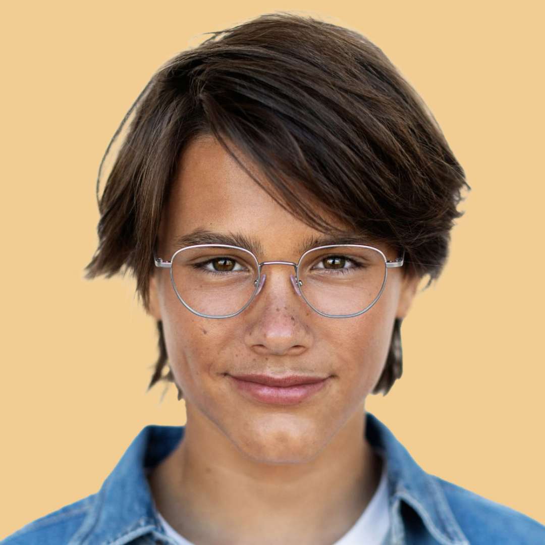 Boy wearing Medium (47-20-140) / Silver round glasses 