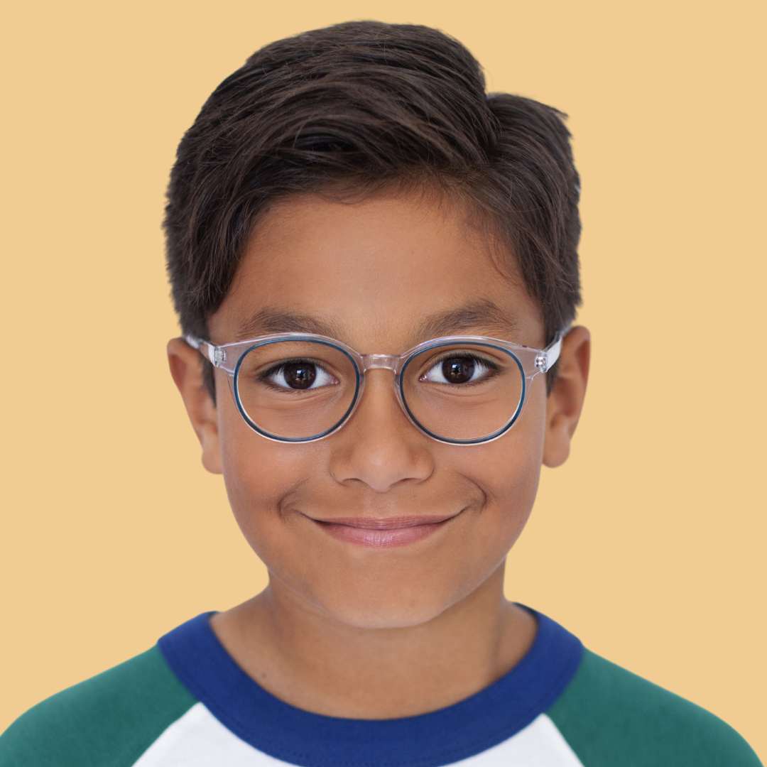 Boy wearing Medium (46-16-130) / Sapphire Ring round glasses 