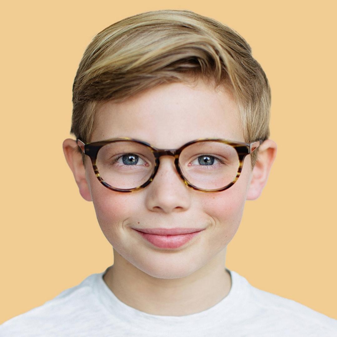 Boy wearing Medium (46-16-130) / Striped Maple round glasses 