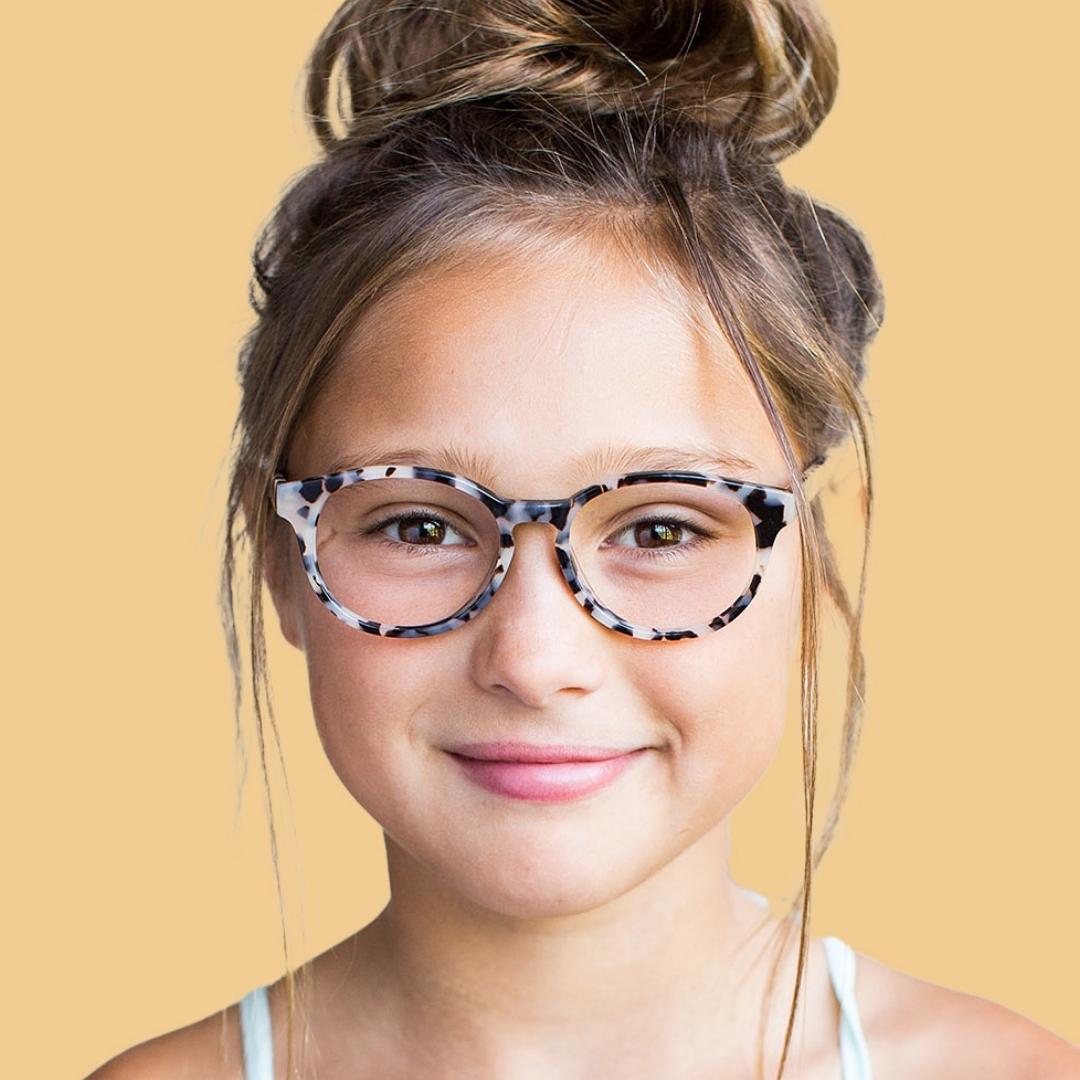 Girl wearing Medium (46-16-130) / Cream Tortoise round glasses 