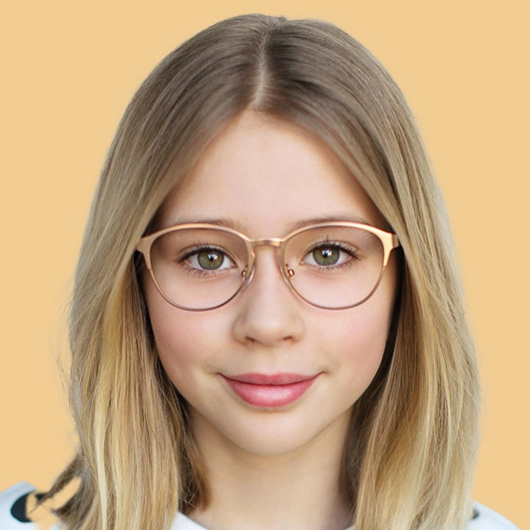 Girl wearing Medium (47-16-130) / Rose Gold round glasses 