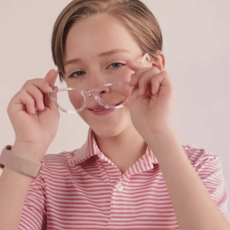 Boy wearing Medium (46-16-130) / Clear round glasses [size=Medium (46-16-130)] [color=clear][child face]